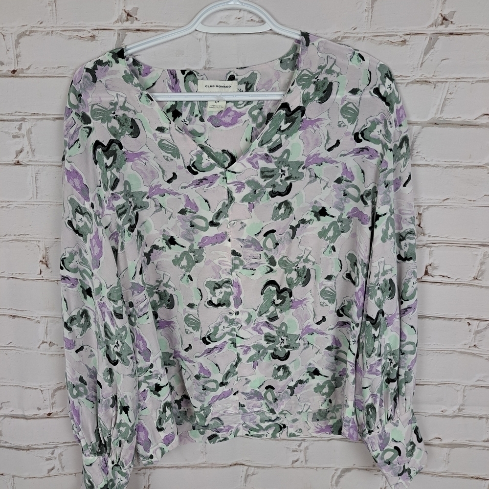 CLUB Monaco Floral V-Neck Balloon-Sleeve Top - Picture 3 of 9